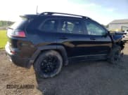 ✅ 2023 Jeep Cherokee Trailhawk • VIN: 1C4PJMBN8PD111961 • Lot: 61957794. Wystawiony na Copart z przebiegiem 13 079 mil. Bezpłatny archiwum sprzedaży aukcyjnych z USA i szczegółowy raport historii pojazdu na DreamBid. Zdjęcie 3.