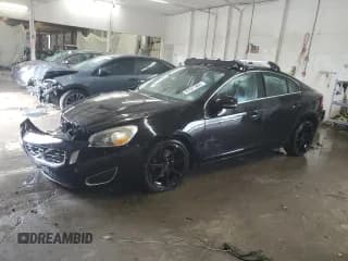 ✅ 2011 Volvo S60 • VIN: YV1902FH1B2003586 • Lot: 81671865. Wystawiony na Copart z przebiegiem 239 758 mil. Bezpłatny archiwum sprzedaży aukcyjnych z USA i szczegółowy raport historii pojazdu na DreamBid. Zdjęcie 1.