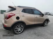 ✅ 2018 Buick Encore Sport Touring • VIN: KL4CJ1SB2JB582214 • Lot: 92993825. Wystawiony na Copart z przebiegiem 83 225 mil. Bezpłatny archiwum sprzedaży aukcyjnych z USA i szczegółowy raport historii pojazdu na DreamBid. Zdjęcie 3.