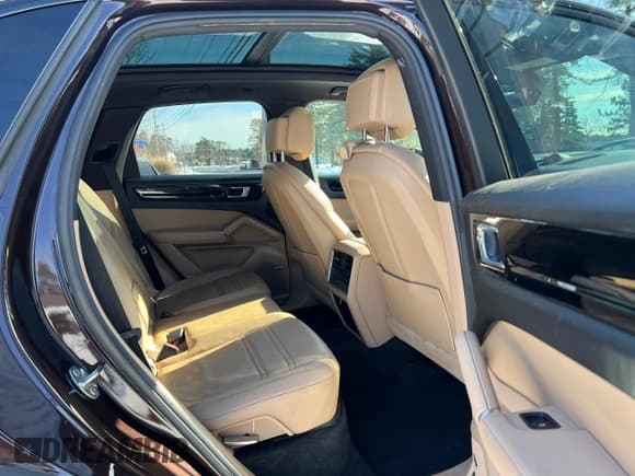 ✅ 2019 Porsche Cayenne • VIN: WP1AA2AY7KDA05952 • Lot: 42854295. Listed on Copart with 139,028 mi. Free auction sales archive from the USA and detailed vehicle history report at DreamBid. Image 6.
