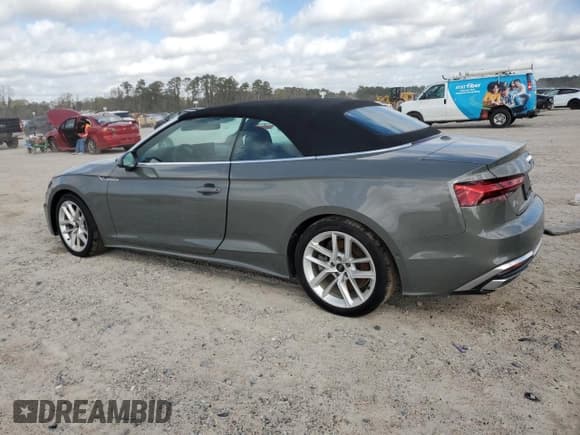 ✅ 2023 Audi A5 Cabriolet S line Prestige • VIN: WAU5AGF57PN003616 • Lot: 48936915. Wystawiony na Copart z przebiegiem Nie podano. Bezpłatny archiwum sprzedaży aukcyjnych z USA i szczegółowy raport historii pojazdu na DreamBid. Zdjęcie 2.