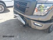 ✅ 2023 Nissan Titan SV • VIN: 1N6AA1FB5PN117180 • Lot: 43422159. Wystawiony na IAAI z przebiegiem 30 938 mil. Bezpłatny archiwum sprzedaży aukcyjnych z USA i szczegółowy raport historii pojazdu na DreamBid. Zdjęcie 6.