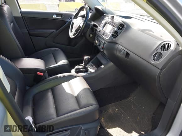 ✅ 2013 Volkswagen Tiguan S • VIN: WVGAV7AX3DW557803 • Lot: 43432288. Wystawiony na IAAI z przebiegiem 67 610 mil. Bezpłatny archiwum sprzedaży aukcyjnych z USA i szczegółowy raport historii pojazdu na DreamBid. Zdjęcie 5.