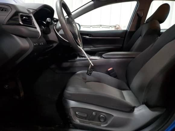 2019 Toyota Camry LE z VIN 4T1B11HK9KU223243, wystawiony jako Copart lot #86264145 z przebiegiem 120 090 mil mil oraz Szkoda całkowita • Salvage title. Historia ofert i sprzedaży dostępna na DreamBid. Obrazek 7.