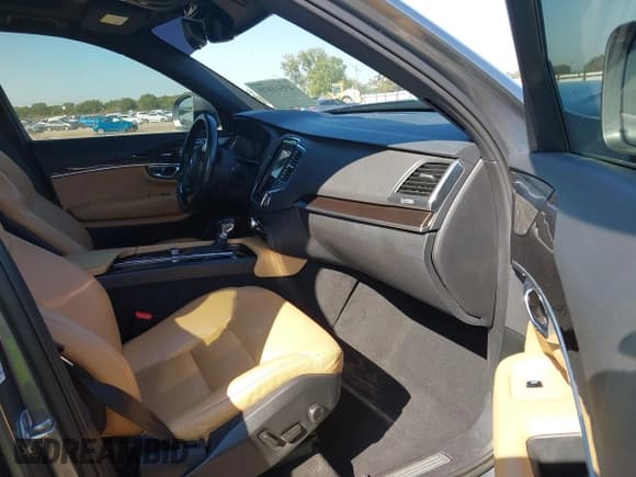 ✅ 2019 Volvo XC90 Momentum • VIN: YV4A22PK1K1417851 • Lot: 43511075. Wystawiony na IAAI z przebiegiem 98 867 mil. Bezpłatny archiwum sprzedaży aukcyjnych z USA i szczegółowy raport historii pojazdu na DreamBid. Zdjęcie 5.