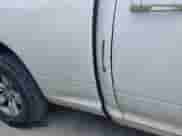 2019 Ram 1500 Big Horn z VIN 1C6RR6TT1KS593811, wystawiony jako IAAI lot #42006658 z przebiegiem 169 121 mil mil oraz . Historia ofert i sprzedaży dostępna na DreamBid. Obrazek 19.