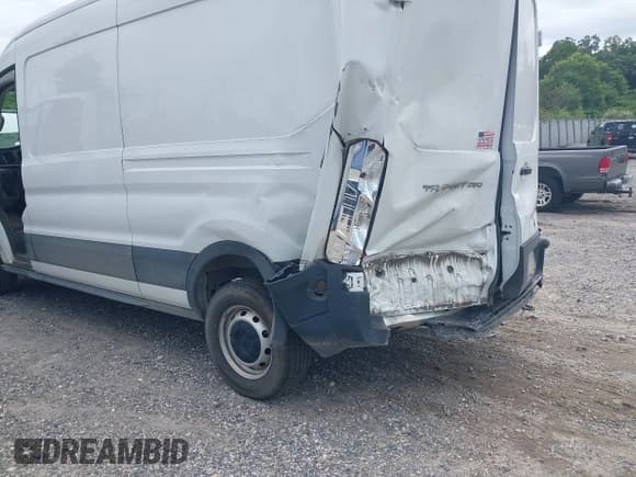 ✅ 2020 Ford Transit Cargo • VIN: 1FTBR1C86LKB70345 • Lot: 43027715. Wystawiony na IAAI z przebiegiem 66 082 mil. Bezpłatny archiwum sprzedaży aukcyjnych z USA i szczegółowy raport historii pojazdu na DreamBid. Zdjęcie 6.