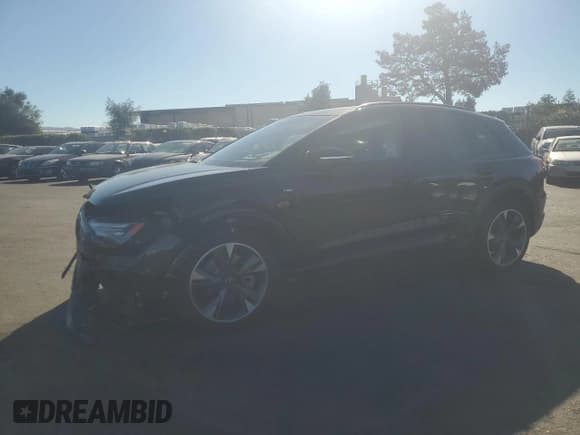 ✅ 2024 Audi Q4 e-tron Prestige • VIN: WA1MUBFZ1RP051562 • Lot: 90499875. Wystawiony na Copart z przebiegiem 17 471 mil. Bezpłatny archiwum sprzedaży aukcyjnych z USA i szczegółowy raport historii pojazdu na DreamBid. Zdjęcie 1.