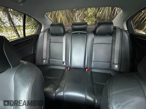 ✅ 2013 Hyundai Genesis 3.8L • VIN: KMHGC4DD7DU221101 • Lot: 92113105. Wystawiony na Copart z przebiegiem 159 858 mil. Bezpłatny archiwum sprzedaży aukcyjnych z USA i szczegółowy raport historii pojazdu na DreamBid. Zdjęcie 15.