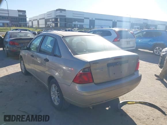 ✅ 2007 Ford Focus S • VIN: 1FAFP34N07W298334 • Lot: 43566236. Wystawiony na IAAI z przebiegiem 160 987 mil. Bezpłatny archiwum sprzedaży aukcyjnych z USA i szczegółowy raport historii pojazdu na DreamBid. Zdjęcie 3.