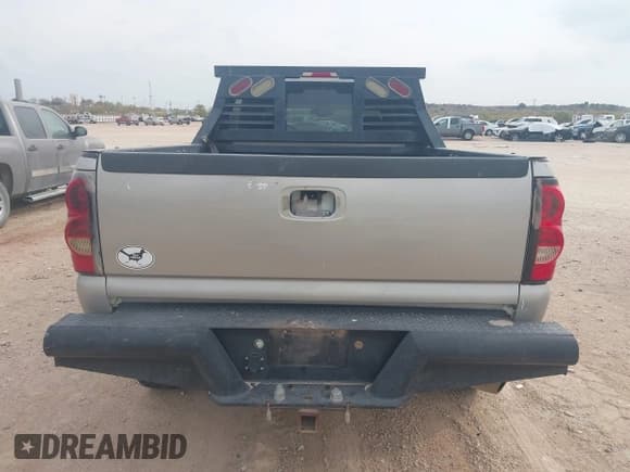 ✅ 2005 Chevrolet Silverado 2500HD LS • VIN: 1GCHK23275F915180 • Lot: 43714299. Wystawiony na IAAI z przebiegiem 135 346 mil. Bezpłatny archiwum sprzedaży aukcyjnych z USA i szczegółowy raport historii pojazdu na DreamBid. Zdjęcie 16.