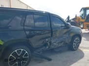 ✅ 2023 Chevrolet Tahoe RST • VIN: 1GNSCRKD2PR107150 • Lot: 39049156. Wystawiony na IAAI z przebiegiem 40 956 mil. Bezpłatny archiwum sprzedaży aukcyjnych z USA i szczegółowy raport historii pojazdu na DreamBid. Zdjęcie 6.