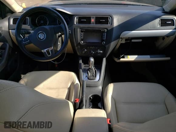 ✅ 2013 Volkswagen Jetta SE • VIN: 3VWDP7AJ4DM450800 • Lot: 56277505. Wystawiony na Copart z przebiegiem Nie podano. Bezpłatny archiwum sprzedaży aukcyjnych z USA i szczegółowy raport historii pojazdu na DreamBid. Zdjęcie 8.