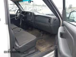 2001 Chevrolet Silverado 2500 z VIN 1GBGC24U71Z257494, wystawiony jako IAAI lot #42214754 z przebiegiem 349 247 mil mil oraz . Historia ofert i sprzedaży dostępna na DreamBid. Obrazek 5.