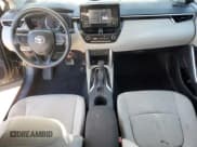 ✅ 2022 Toyota Corolla Cross L • VIN: 7MUAAAAG2NV010672 • Lot: 89888755. Wystawiony na Copart z przebiegiem 52 337 mil. Bezpłatny archiwum sprzedaży aukcyjnych z USA i szczegółowy raport historii pojazdu na DreamBid. Zdjęcie 8.