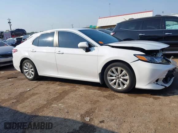 2020 Toyota Camry LE z VIN 4T1C11AK8LU385624, wystawiony jako IAAI lot #43124705 z przebiegiem 41 426 mil mil oraz . Historia ofert i sprzedaży dostępna na DreamBid. Obrazek 14.