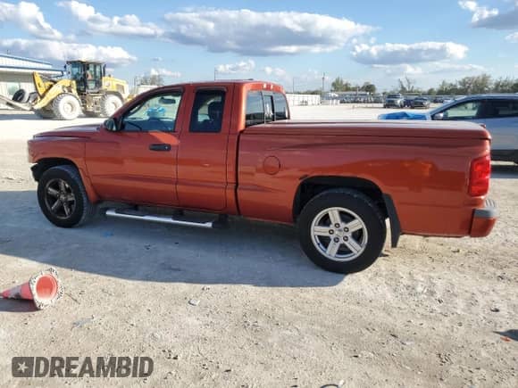 2008 Dodge Dakota z VIN 1D7HW62K78S501945, wystawiony jako Copart lot #46787265 z przebiegiem 148 742 mil mil oraz Szkoda całkowita • Salvage title. Historia ofert i sprzedaży dostępna na DreamBid. Obrazek 2.
