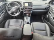 ✅ 2021 Hyundai Kona Ultimate • VIN: KM8K5CA59MU660831 • Лот: 90657275. Опубликован ранее на Copart с пробегом 83 370 миль. Бесплатный доступ к архиву аукционных продаж из США и подробный отчёт об истории автомобиля на DreamBid. Изображение 8.