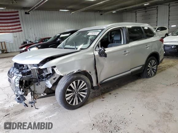 ✅ 2020 Mitsubishi Outlander ES • VIN: JA4AZ3A35LZ017231 • Lot: 57360935. Listed on Copart with 99,836 mi. Free auction sales archive from the USA and detailed vehicle history report at DreamBid. Image 1.
