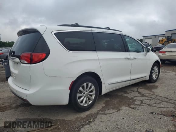 ✅ 2017 Chrysler Pacifica Touring L • VIN: 2C4RC1BG1HR702473 • Лот: 57705575. Опубликован ранее на Copart с пробегом 152 445 миль. Бесплатный доступ к архиву аукционных продаж из США и подробный отчёт об истории автомобиля на DreamBid. Изображение 3.