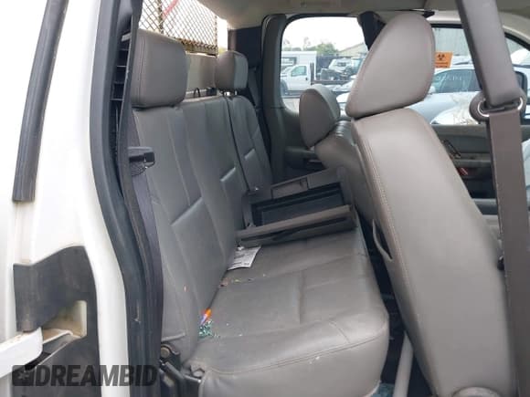 ✅ 2009 Chevrolet Silverado 2500HD • VIN: 1GBHC49KX9E123802 • Lot: 40613505. Wystawiony na IAAI z przebiegiem 159 401 mil. Bezpłatny archiwum sprzedaży aukcyjnych z USA i szczegółowy raport historii pojazdu na DreamBid. Zdjęcie 8.