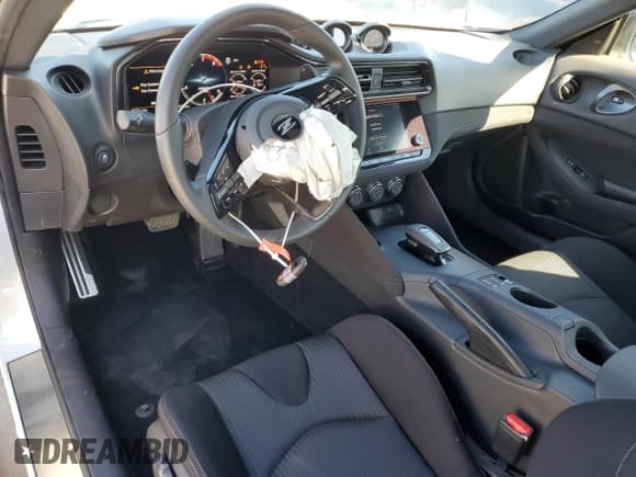 ✅ 2024 Nissan Z Sport • VIN: JN1BZ4AHXRM365319 • Lot: 71724485. Wystawiony na Copart z przebiegiem 6 370 mil. Bezpłatny archiwum sprzedaży aukcyjnych z USA i szczegółowy raport historii pojazdu na DreamBid. Zdjęcie 8.