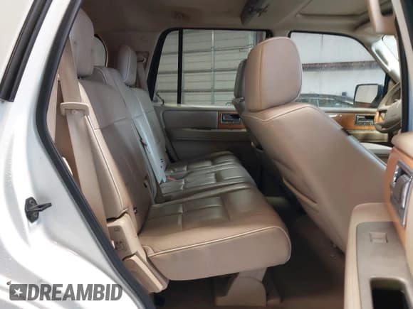 ✅ 2008 Lincoln Navigator • VIN: 5LMFU28528LJ10738 • Lot: 43237144. Wystawiony na IAAI z przebiegiem 235 766 mil. Bezpłatny archiwum sprzedaży aukcyjnych z USA i szczegółowy raport historii pojazdu na DreamBid. Zdjęcie 8.