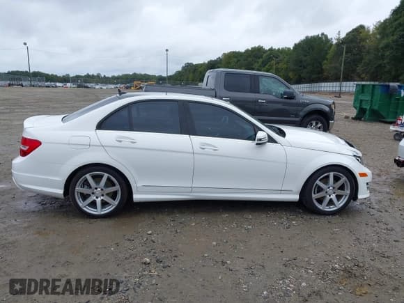 ✅ 2014 Mercedes-Benz C 250 Sport • VIN: WDDGF4HBXEG203170 • Lot: 43379040. Wystawiony na IAAI z przebiegiem 112 411 mil. Bezpłatny archiwum sprzedaży aukcyjnych z USA i szczegółowy raport historii pojazdu na DreamBid. Zdjęcie 13.