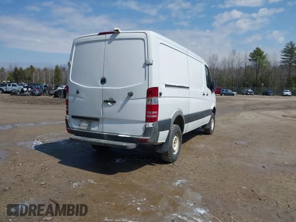 ✅ 2015 Mercedes-Benz Sprinter • VIN: WD3FE7CC1FP171828 • Lot: 41828481. Listed on IAAI with 520,350 mi. Free auction sales archive from the USA and detailed vehicle history report at DreamBid. Image 4.