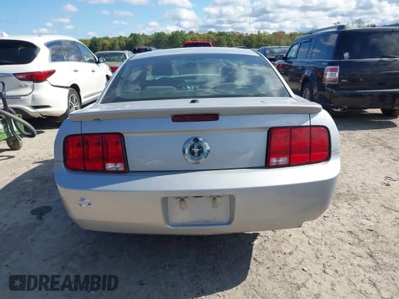 ✅ 2007 Ford Mustang Deluxe • VIN: 1ZVFT80N575312871 • Lot: 43395280. Listed on IAAI with 189,003 mi. Free auction sales archive from the USA and detailed vehicle history report at DreamBid. Image 16.