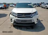 ✅ 2019 Toyota Highlander SE • VIN: 5TDKZRFH2KS553989 • Лот: 67308715. Опубликован ранее на Copart с пробегом 94 701 миль. Бесплатный доступ к архиву аукционных продаж из США и подробный отчёт об истории автомобиля на DreamBid. Изображение 14.