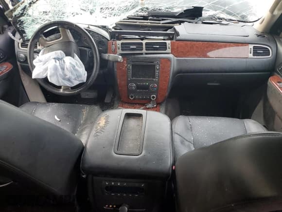 ✅ 2011 Chevrolet Suburban LTZ • VIN: 1GNSKKE30BR335704 • Lot: 70508724. Wystawiony na Copart z przebiegiem 177 324 mil. Bezpłatny archiwum sprzedaży aukcyjnych z USA i szczegółowy raport historii pojazdu na DreamBid. Zdjęcie 8.