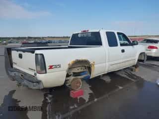 2005 Chevrolet Silverado 1500 Z71 z VIN 1GCEK19Z45Z332906, wystawiony jako IAAI lot #43412102 z przebiegiem 239 606 mil mil oraz . Historia ofert i sprzedaży dostępna na DreamBid. Obrazek 4.