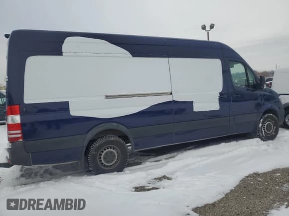 ✅ 2018 Mercedes-Benz Sprinter Cargo Worker • VIN: WD3PE8CD0JP624929 • Lot: 82786234. Wystawiony na Copart z przebiegiem 66 979 mil. Bezpłatny archiwum sprzedaży aukcyjnych z USA i szczegółowy raport historii pojazdu na DreamBid. Zdjęcie 3.