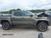 ✅ 2025 Toyota Tacoma SR • VIN: 3TMLB5JN8SM108333 • Лот: 42528079. Опубликован ранее на IAAI с пробегом 3 596 миль. Бесплатный доступ к архиву аукционных продаж из США и подробный отчёт об истории автомобиля на DreamBid. Изображение 13.