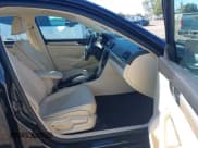 ✅ 2017 Volkswagen Passat SE • VIN: 1VWBT7A35HC011116 • Lot: 43559854. Wystawiony na IAAI z przebiegiem 86 748 mil. Bezpłatny archiwum sprzedaży aukcyjnych z USA i szczegółowy raport historii pojazdu na DreamBid. Zdjęcie 5.