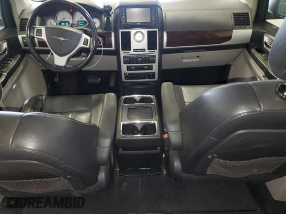 ✅ 2010 Chrysler Town & Country Touring Plus • VIN: 2A4RR8D14AR320910 • Lot: 71674365. Wystawiony na Copart z przebiegiem 209 679 mil. Bezpłatny archiwum sprzedaży aukcyjnych z USA i szczegółowy raport historii pojazdu na DreamBid. Zdjęcie 8.