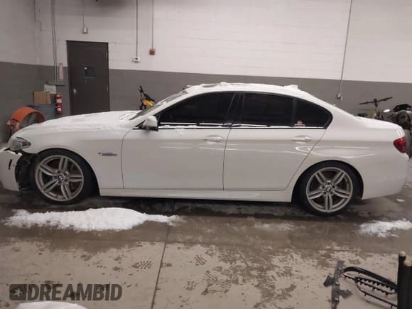 ✅ 2014 BMW 5 Series 550i xDrive • VIN: WBAKP9C5XED692748 • Лот: 41498393. Опубликован ранее на IAAI с пробегом 69 542 миль. Бесплатный доступ к архиву аукционных продаж из США и подробный отчёт об истории автомобиля на DreamBid. Изображение 15.