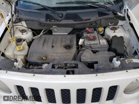 ✅ 2014 Jeep Patriot Latitude • VIN: 1C4NJPFB1ED889282 • Lot: 52318265. Listed on Copart with 122,271 mi. Free auction sales archive from the USA and detailed vehicle history report at DreamBid. Image 12.