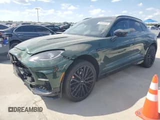 ✅ 2023 Aston Martin DBX 707 • VIN: SD7VUJBW4PTV06747 • Lot: 86860915. Wystawiony na Copart z przebiegiem 12 589 mil. Bezpłatny archiwum sprzedaży aukcyjnych z USA i szczegółowy raport historii pojazdu na DreamBid. Zdjęcie 1.