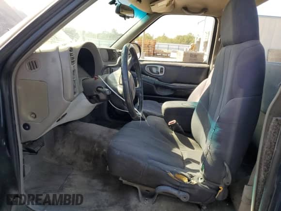 2002 Chevrolet S-10 LS z VIN 1GCCS14W428104099, wystawiony jako Copart lot #74635974 z przebiegiem 255 710 mil mil oraz Szkoda całkowita • Salvage title. Historia ofert i sprzedaży dostępna na DreamBid. Obrazek 7.