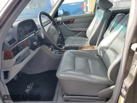 ✅ 1990 Mercedes-Benz 560 • VIN: WDBCA39E3LA553622 • Lot: 81530904. Listed on Copart with 142,614 mi. Free auction sales archive from the USA and detailed vehicle history report at DreamBid. Image 7.