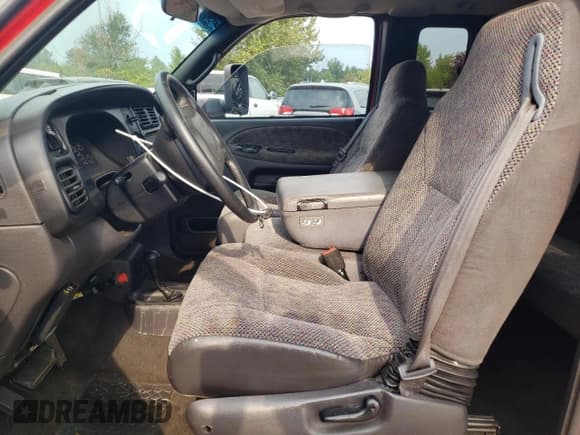 ✅ 2001 Dodge 2500 • VIN: 3B7KF23661G215740 • Lot: 70386685. Wystawiony na Copart z przebiegiem 264 543 mil. Bezpłatny archiwum sprzedaży aukcyjnych z USA i szczegółowy raport historii pojazdu na DreamBid. Zdjęcie 7.