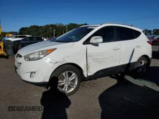 2013 Hyundai Tucson GLS z VIN KM8JUCAC5DU693791, wystawiony jako Copart lot #82000975 z przebiegiem 148 470 mil mil oraz Szkoda całkowita • Salvage title. Historia ofert i sprzedaży dostępna na DreamBid. Obrazek 1.