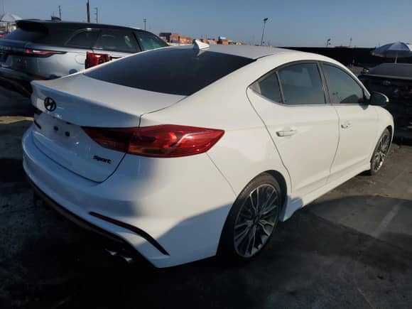 2018 Hyundai Elantra Sport с VIN KMHD04LB9JU704015, выставлен на аукционе Copart как лот 90088295 с пробегом Не указан миль и На запчасти • Non repairable. История ставок и продаж доступна на DreamBid. Изображение 3.