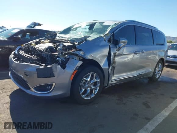 ✅ 2019 Chrysler Pacifica Limited • VIN: 2C4RC1GG4KR552357 • Lot: 43189981. Wystawiony na IAAI z przebiegiem 42 927 mil. Bezpłatny archiwum sprzedaży aukcyjnych z USA i szczegółowy raport historii pojazdu na DreamBid. Zdjęcie 17.