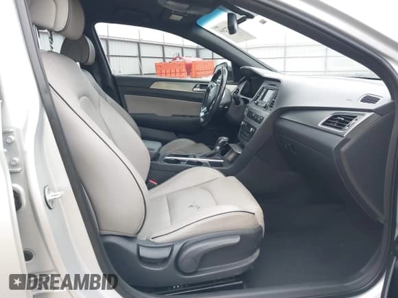 ✅ 2015 Hyundai Sonata Sport • VIN: 5NPE34AB3FH232592 • Lot: 41557269. Wystawiony na IAAI z przebiegiem 121 996 mil. Bezpłatny archiwum sprzedaży aukcyjnych z USA i szczegółowy raport historii pojazdu na DreamBid. Zdjęcie 5.