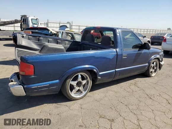 2002 Chevrolet S-10 LS z VIN 1GCCS14W428104099, wystawiony jako Copart lot #74635974 z przebiegiem 255 710 mil mil oraz Szkoda całkowita • Salvage title. Historia ofert i sprzedaży dostępna na DreamBid. Obrazek 3.