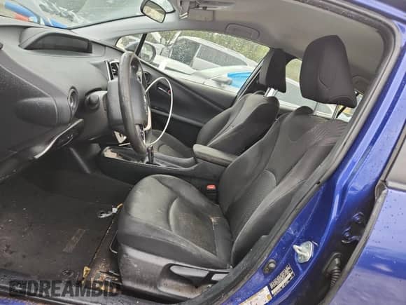 2018 Toyota Prius Two z VIN JTDKBRFU3J3595637, wystawiony jako Copart lot #90105975 z przebiegiem 257 844 mil mil oraz Czysty tytuł • Clean title. Historia ofert i sprzedaży dostępna na DreamBid. Obrazek 7.