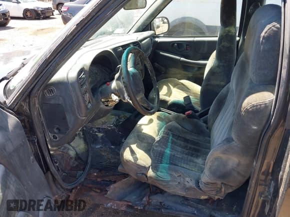 ✅ 2000 Chevrolet S-10 LS • VIN: 1GCCS19W9YK298908 • Лот: 42791003. Опубликован ранее на IAAI с пробегом Не указан. Бесплатный доступ к архиву аукционных продаж из США и подробный отчёт об истории автомобиля на DreamBid. Изображение 18.